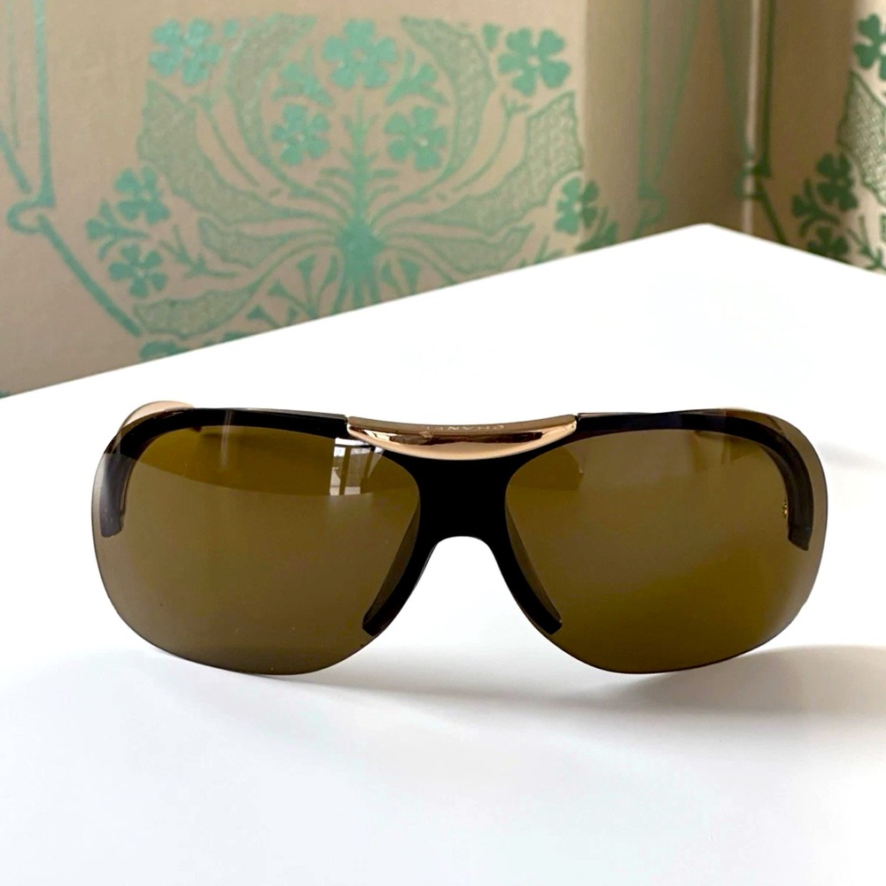 CHANEL Stylish Black and Gold Sunglasses! Pristine condition! W/chanel box!